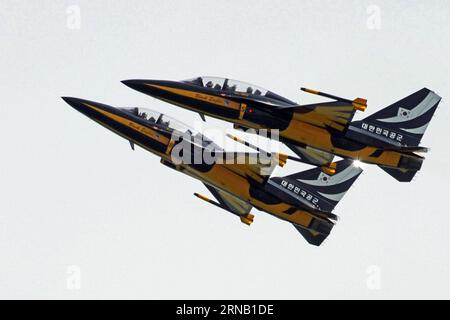 (160214) -- SINGAPOUR, le 14 février 2016 -- les Black Eagles de l'armée de l'air de Corée du Sud se produisent lors de l'avant-première médiatique de l'exposition volante acrobatique du Singapore Airshow au Changi Exhibition Centre de Singapour, le 14 février 2016. Deux jours avant l ouverture du Singapore Airshow, les membres des médias ont un aperçu de la présentation aérienne du plus grand salon de l aérospatiale et de la défense d Asie dimanche. ) SINGAPORE-SINGAPORE AIRSHOW-MEDIA PREVIEW ThenxChihxWey PUBLICATIONxNOTxINxCHN Singapour février 14 2016 les Black Eagles de l'Armée de l'Air de Corée du Sud se produisent LORS de la Media Preview de l'Aérobatic Banque D'Images