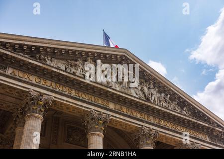 Un gros plan de la façade avant du mausolée néoclassique historique Panthéon à Paris, France. Banque D'Images