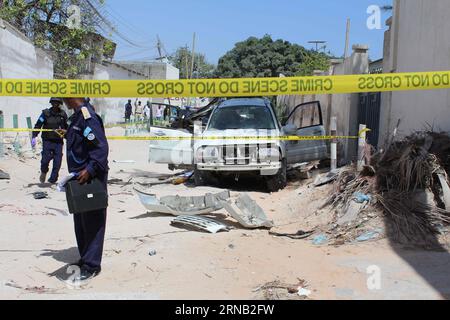 Bilder des Tages (160215) -- MOGADISCIO, 15 février 2016 -- la police somalienne enserre le site d'une explosion de voiture à Mogadiscio, Somalie, 15 février 2016. Un ancien ministre somalien de la Défense a été tué lundi dans une explosion de voiture à Mogadiscio, ont confirmé la police. (Zjy) SOMALIE-MOGADISCIO-ATTAQUE FaisalxIsse PUBLICATIONxNOTxINxCHN Images le jour Mogadiscio 15 2016 février police somalienne cordon hors du site d'une explosion de voiture à Mogadiscio Somalie 15 2016 février un ancien ministre somalien de la Défense qui A TUÉ lundi dans une explosion de voiture à Mogadiscio la police a confirmé zjy Somalie Mogadiscio attaque FaisalxIsse PUB Banque D'Images