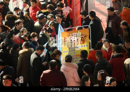 Les demandeurs d emploi assistent à un salon de l emploi dans le comté de Mengcheng, dans la province de l Anhui de l est de la Chine, le 15 février 2016. De nombreux salons de l ' emploi ont été organisés pour offrir des possibilités d ' emploi aux travailleurs migrants et à d ' autres demandeurs d ' emploi après les vacances de la fête du printemps. (Ry) CHINA-JOB FAIRS (CN) HuxWeiguo PUBLICATIONxNOTxINxCHN les demandeurs d'emploi assistent à un salon de l'emploi dans le comté de Cheng Meng East China S Anhui province février 15 2016 DE NOMBREUX salons de l'emploi ont été héros pour OFFRIR des opportunités d'emploi aux travailleurs immigrés et autres demandeurs d'emploi après le festival de printemps Ry China Job Fairways CN PUBLICATIONxNOTxINxCHN Banque D'Images