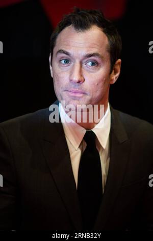 (160216) -- BERLIN, 16 février 2016 -- Jude Law pose sur le tapis rouge avant la première du film Genius au 66e Festival international du film de la Berlinale à Berlin, Allemagne, le 16 février 2016.) ALLEMAGNE-BERLIN-FILM FESTIVAL-GENIUS ZhangxFan PUBLICATIONxNOTxINxCHN Berlin février 16 2016 la loi juive pose SUR le tapis rouge avant la première du film Genius AU 66e Festival international du film de Berlin Allemagne LE 16 2016 février Allemagne Festival du film de Berlin Genius ZhangxFan PUBLICATIONxNOTxINxCHN Banque D'Images