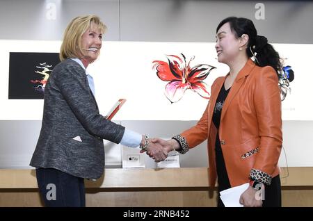 Apple Pay Startet in China (160218) -- BEIJING, 18 février 2016 -- Jennifer Bailey (G), vice-présidente d'Apple Pay, serre la main de Hu Ying, directeur adjoint de China UnionPay, dans un magasin Apple de la rue Wangfujing à Beijing, capitale de la Chine, le 18 février 2016. Les acheteurs en Chine peuvent maintenant utiliser le système de paiement sans contact Apple Pay pour effectuer des achats, après que le géant technologique Apple et l'association chinoise de cartes bancaires UnionPay ont lancé le système jeudi. (Zwx) CHINA-APPLE PAY-LAUNCH(CN) QixHeng PUBLICATIONxNOTxINxCHN Apple Pay commence en Chine Pékin février 18 2016 Jennifer Bailey l Vice-présidente de Banque D'Images