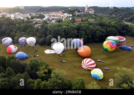 1 septembre 2023, Nove Mesto nad Metuji, République tchèque : une collection des 32 montgolfières volent tôt le matin à Nove Mesto nad Metuji (150 kilomètres au nord de Prague) en République tchèque. Les Balloonistes de la République tchèque se réunissent lors de ce qui est le plus grand événement de ballon de cette année en République tchèque. (Image de crédit : © Slavek Ruta/ZUMA Press Wire) USAGE ÉDITORIAL SEULEMENT! Non destiné à UN USAGE commercial ! Banque D'Images