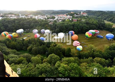 1 septembre 2023, Nove Mesto nad Metuji, République tchèque : une collection des 32 montgolfières volent tôt le matin à Nove Mesto nad Metuji (150 kilomètres au nord de Prague) en République tchèque. Les Balloonistes de la République tchèque se réunissent lors de ce qui est le plus grand événement de ballon de cette année en République tchèque. (Image de crédit : © Slavek Ruta/ZUMA Press Wire) USAGE ÉDITORIAL SEULEMENT! Non destiné à UN USAGE commercial ! Banque D'Images