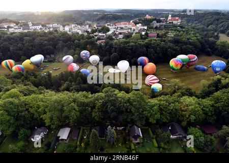 1 septembre 2023, Nove Mesto nad Metuji, République tchèque : une collection des 32 montgolfières volent tôt le matin à Nove Mesto nad Metuji (150 kilomètres au nord de Prague) en République tchèque. Les Balloonistes de la République tchèque se réunissent lors de ce qui est le plus grand événement de ballon de cette année en République tchèque. (Image de crédit : © Slavek Ruta/ZUMA Press Wire) USAGE ÉDITORIAL SEULEMENT! Non destiné à UN USAGE commercial ! Banque D'Images