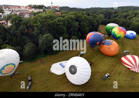 1 septembre 2023, Nove Mesto nad Metuji, République tchèque : une collection des 32 montgolfières volent tôt le matin à Nove Mesto nad Metuji (150 kilomètres au nord de Prague) en République tchèque. Les Balloonistes de la République tchèque se réunissent lors de ce qui est le plus grand événement de ballon de cette année en République tchèque. (Image de crédit : © Slavek Ruta/ZUMA Press Wire) USAGE ÉDITORIAL SEULEMENT! Non destiné à UN USAGE commercial ! Banque D'Images
