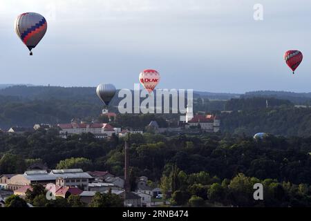 1 septembre 2023, Nove Mesto nad Metuji, République tchèque : une collection des 32 montgolfières volent tôt le matin à Nove Mesto nad Metuji (150 kilomètres au nord de Prague) en République tchèque. Les Balloonistes de la République tchèque se réunissent lors de ce qui est le plus grand événement de ballon de cette année en République tchèque. (Image de crédit : © Slavek Ruta/ZUMA Press Wire) USAGE ÉDITORIAL SEULEMENT! Non destiné à UN USAGE commercial ! Banque D'Images