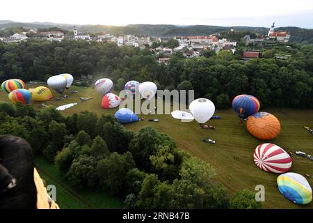 1 septembre 2023, Nove Mesto nad Metuji, République tchèque : une collection des 32 montgolfières volent tôt le matin à Nove Mesto nad Metuji (150 kilomètres au nord de Prague) en République tchèque. Les Balloonistes de la République tchèque se réunissent lors de ce qui est le plus grand événement de ballon de cette année en République tchèque. (Image de crédit : © Slavek Ruta/ZUMA Press Wire) USAGE ÉDITORIAL SEULEMENT! Non destiné à UN USAGE commercial ! Banque D'Images