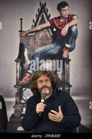 (160218) -- BEIJING, le 18 février 2016 -- le réalisateur Gregory Doran prend la parole lors d une conférence de presse sur la performance de la Royal Shakespeare Company au Centre national des arts de la scène à Beijing, capitale de la Chine, le 18 février 2016. L année 2016 marque le 400e anniversaire de la mort de Shakespeare. La Royal Shakespeare Company se lance dans sa première grande tournée en Chine alors qu'elle emmène des productions de Henry IV part I, Henry IV part II et Henry V au public chinois. (wyl) CHINE-BEIJING-ROYAL SHAKESPEARE COMPANY-HENRY IV & V (CN) LuoxXiaoguang PUBLICATIONxNOTxINxCHN Beijing février 18 2016 Directeur Banque D'Images