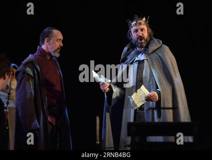 (160218) -- BEIJING, 18 février 2016 -- des acteurs répètent le drame Henry IV de William Shakespeare au Centre national des arts de la scène de Chine à Beijing, capitale de la Chine, le 18 février 2016. L année 2016 marque le 400e anniversaire de la mort de Shakespeare. La Royal Shakespeare Company se lance dans sa première grande tournée en Chine alors qu'elle emmène des productions de Henry IV part I, Henry IV part II et Henry V au public chinois. (wyl) CHINE-PÉKIN-ROYAL SHAKESPEARE COMPANY-HENRY IV & V (CN) LuoxXiaoguang PUBLICATIONxNOTxINxCHN Pékin février 18 2016 acteurs répétition drame Henry IV de William Shakespeare dans Banque D'Images