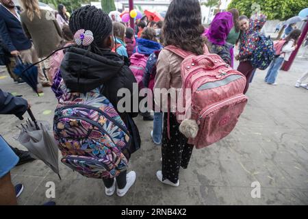 Vilvoorde, Belgique. 01 septembre 2023. L'illustration montre le premier jour d'école au Go! Basisschool Klim-Op à Vilvoorde, le premier jour d'école de l'année scolaire 2023-2024/2023, vendredi 01 septembre. BELGA PHOTO NICOLAS MAETERLINCK crédit : Belga News Agency/Alamy Live News Banque D'Images