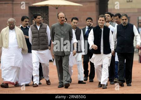 NEW DELHI, le 18 février 2016 -- Rahul Gandhi, vice-président du Congrès de l'opposition indienne (2e R, devant), sort du Palais présidentiel indien après avoir rencontré le président Pranab Mukherjee au sujet des violences en cours à l'Université Jawaharlal Nehru à New Delhi, en Inde, le 18 février 2016. La police a arrêté un dirigeant étudiant à l'Université pour sédition présumée la semaine dernière et un tribunal de Delhi a autorisé sa détention jusqu'au mois prochain, ce qui a déclenché des manifestations généralisées de la part des partis de gauche, des étudiants, des intellectuels et des journalistes. INDE-NEW DELHI-MANIFESTATION ÉTUDIANTE Stringer PUBLICATIONxNOTxINxCHN New de Banque D'Images