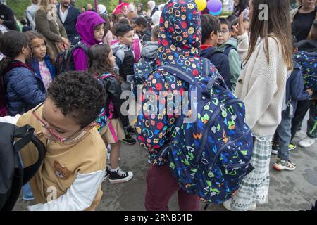 Vilvoorde, Belgique. 01 septembre 2023. L'illustration montre le premier jour d'école au Go! Basisschool Klim-Op à Vilvoorde, le premier jour d'école de l'année scolaire 2023-2024/2023, vendredi 01 septembre. BELGA PHOTO NICOLAS MAETERLINCK crédit : Belga News Agency/Alamy Live News Banque D'Images