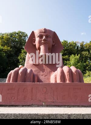 Crystal Palace Park Terracotta Red Sphinx statue, Upper Terrace, Anerley, Londres, SE19, Angleterre, Royaume-Uni Banque D'Images