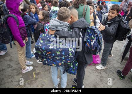 Vilvoorde, Belgique. 01 septembre 2023. L'illustration montre le premier jour d'école au Go! Basisschool Klim-Op à Vilvoorde, le premier jour d'école de l'année scolaire 2023-2024/2023, vendredi 01 septembre. BELGA PHOTO NICOLAS MAETERLINCK crédit : Belga News Agency/Alamy Live News Banque D'Images