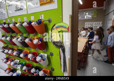 Vilvoorde, Belgique. 01 septembre 2023. L'illustration montre le premier jour d'école au Go! Basisschool Klim-Op à Vilvoorde, le premier jour d'école de l'année scolaire 2023-2024/2023, vendredi 01 septembre. BELGA PHOTO NICOLAS MAETERLINCK crédit : Belga News Agency/Alamy Live News Banque D'Images