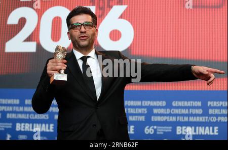 Le réalisateur bosniaque Danis Tanovic tenant l'Ours d'argent du Grand jury pour le film mort à Sarajevo assiste à une conférence de presse après la cérémonie de remise des prix du 66e Festival international du film de la Berlinale à Berlin, Allemagne, le 20 février 2016. ALLEMAGNE-BERLIN-BERLINALE FESTIVAL INTERNATIONAL DU FILM-CÉRÉMONIE DE REMISE DES PRIX LuoxHuanhuan PUBLICATIONxNOTxINxCHN le réalisateur bosniaque Danis Tanovic tenant l'Ours d'argent du Grand jury pour le film Death à Sarajevo assiste à une conférence de presse après la cérémonie de remise des prix du 66e Festival international du film de Berlinale à Berlin Allemagne 20 2016 février Allemagne Berlin Ber Banque D'Images