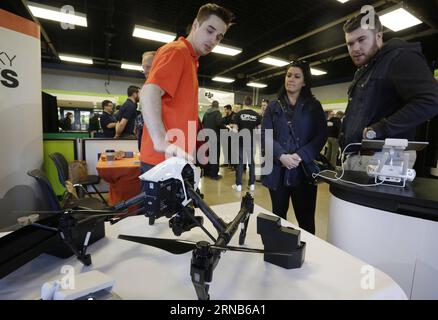 Les résidents regardent le plus récent modèle de drone lors d'une foire sur les drones organisée par le British Columbia Institute of Technology (BCIT) à Vancouver, Canada, le 20 février 2016. ) CANADA-VANCOUVER-DRONE FAIR Liangxsen PUBLICATIONxNOTxINxCHN les résidents regardent le nouveau modèle de drone lors d'une foire de drone organisée par l'Institut de technologie de la Colombie-Britannique BCIT à Vancouver Canada février 20 2016 Canada Vancouver Drone Fair LiangxSen PUBLICATIONxNOTxINxCHN Banque D'Images