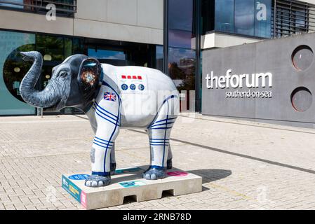 Événement Herd in the City à Southend on Sea, Essex, Royaume-Uni. Une des nombreuses statues d'éléphants placées autour de la ville. Thème astronaute, Helen Sharman cosmonaute Banque D'Images