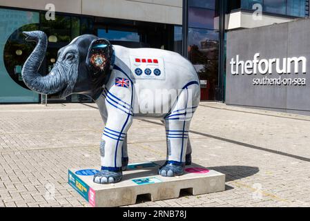 Événement Herd in the City à Southend on Sea, Essex, Royaume-Uni. Une des nombreuses statues d'éléphants placées autour de la ville. Thème astronaute, Helen Sharman cosmonaute Banque D'Images