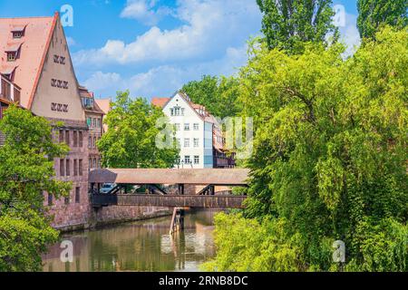 Vue panoramique sur Henkersteg, un pont en bois pittoresque sur la rivière Pegnitz construit en 1595 dans la vieille ville de Nuremberg, en Allemagne. Banque D'Images