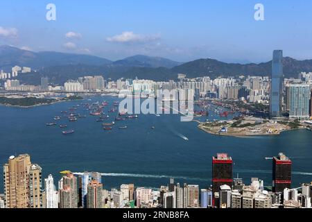 La photo prise le 6 janvier 2016 montre la scène du port Victoria à Hong Kong, dans le sud de la Chine. Hong Kong soutiendra et encouragera davantage l'innovation, les start-ups et les industries créatives pour maintenir un avantage concurrentiel dans le cadre du nouvel ordre économique, a déclaré mercredi le secrétaire financier du gouvernement de la région administrative spéciale de Hong Kong (RAS), John Tsang, lors de la présentation du budget 2016-17. Le budget a dévoilé une série de mesures visant à soutenir les industries créatives, y compris l'injection de 400 millions de dollars de Hong Kong dans l'initiative CreateSmart, la priorité étant donnée au soutien aux start-ups et à la promotion des talents. (wy Banque D'Images