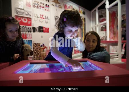 (160225) -- MILAN, 24 février 2016 -- Une fille joue à un jeu pour assortir des vêtements et organiser la garde-robe de Barbie à l'exposition Barbie-l'icône à Milan, Italie, le 24 février 2016. L'exposition durera jusqu'au 13 mars et sera présente à Rome en avril. Avec 448 pièces, l'exposition est divisée en cinq sections thématiques, y compris Barbie is Fashion , Barbie Family , Barbie Careers , poupées du monde et Celebrity , racontant l'histoire de Barbie et ses effets sur la mode, le design, la vie de famille et les emplois pour les femmes. ITALIE-MILAN-EXPOSITION-BARBIE jinxyu PUBLICATIONxNOTxINxCHN Milan février 24 Banque D'Images