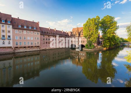 Vue d'un point de repère pittoresque dans le quartier Altstadt de Nuremberg connu sous le nom de Heilig-Geist-Spital Banque D'Images