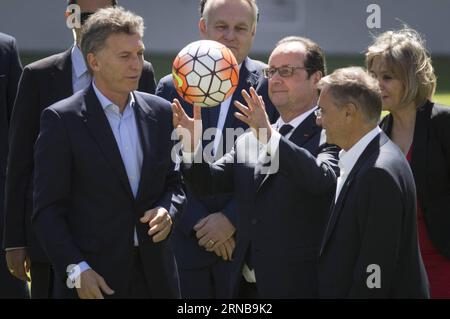 (160225) -- BUENOS AIRES, 25 février 2016 -- le président français François Hollande (3e R) joue au football lors de sa visite au stade Alberto J. Armando, accompagné du président argentin Mauricio Macri (1e L) à Buenos Aires, capitale de l'Argentine, le 25 février 2016. Hollande est en visite officielle de deux jours en Argentine. ) (jg) (ah) ARGENTINE-BUENOS AIRES-FRANCE-PRESIDENT-VISIT MARTINxZABALA PUBLICATIONxNOTxINxCHN Buenos Aires février 25 2016 le président français François Hollande 3rd JOUE un football lors de sa visite sur la scène Alberto J Armando accompagné du président argentin Mauric Banque D'Images