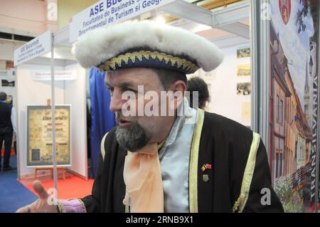 BUCAREST, le 25 février 2016 -- Un homme avec une épingle des drapeaux nationaux de la Chine et de la Roumanie présente les produits touristiques de la ville médiévale de Roumanie Sighisoara à l'édition printanière de la Foire des voyages de la Roumanie à Bucarest, capitale de la Roumanie, le 25 février 2016. L'édition printanière de quatre jours du salon du voyage de Roumanie a débuté jeudi, qui attire plus de 280 agences de voyages de 15 pays. ROUMANIE-BUCAREST-SALON DE VOYAGE ChenxJin PUBLICATIONxNOTxINxCHN Bucarest février 25 2016 un homme avec une épingle de la Chine S et Roumanie S drapeaux nationaux présenter des produits touristiques de la Roumanie S ville médiévale Sighisoara Banque D'Images