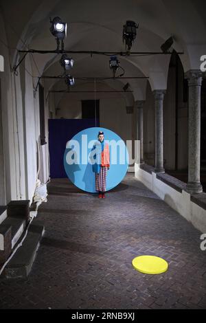 MILAN, le 25 février 2016 -- Un mannequin présente une création au salon Daniela Gregis lors de la Fashion week de Milan automne/hiver 2016/17 à Milan, Italie, le 25 février 2016. ) ITALY-MILAN-FASHIONG WEEK-DANIELA GREGIS JinxYu PUBLICATIONxNOTxINxCHN Milan février 25 2016 un mannequin présente une création AU salon Daniela Gregis lors de la Fashion week de Milan case hiver 2016 17 à Milan Italie LE 25 2016 février Italie Milan semaine Daniela Gregis JinxYu PUBLICATIONxNOTxINxCHN Banque D'Images