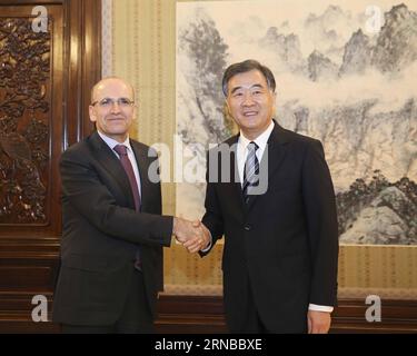 (160228) -- BEIJING, le 28 février 2016 -- le vice-premier ministre chinois Wang Yang (R) rencontre le vice-premier ministre turc Mehmet Simsek à Beijing, capitale de la Chine, le 28 février 2016.) (wyl) CHINA-BEIJING-WANG YANG-TURKEY-MEETING (CN) DingxLin PUBLICATIONxNOTxINxCHN Beijing 28 2016 février le vice-premier ministre chinois Wang Yang r rencontre le vice-premier ministre turc Mehmet Simsek à Beijing capitale de la Chine février 28 2016 wyl Chine Beijing Wang Yang Turquie Réunion CN DingxLin PUBLICATIONxNOTxINxCHN Banque D'Images