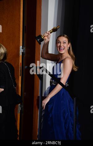 LOS ANGELES, 28 février 2016 -- Brie Larson de Room pose après avoir remporté le Oscar de la meilleure actrice lors de la 88e cérémonie des Oscars au Dolby Theater de Los Angeles, aux États-Unis, le 28 février 2016.) US-LOS ANGELES-OSCARS-BEST ACTORESS YangxLei PUBLICATIONxNOTxINxCHN Los Angeles février 28 2016 Brie Larson de Room pose après avoir remporté le Oscar de la meilleure actrice lors de la 88e cérémonie des Oscars au Dolby Theatre de Los Angeles aux États-Unis LE 28 2016 février Banque D'Images