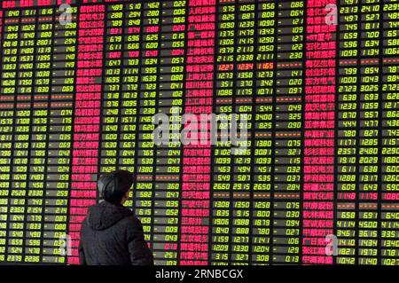 (160229) -- SHANGHAI, 29 février 2016 -- un investisseur consulte des informations boursières dans un hall de commerce de Shanghai, dans l'est de la Chine, le 29 février 2016. Les actions chinoises ont plongé en dessous de la barre des 2 700 points lundi, se terminant en février à leur plus bas reflux du mois. L'indice composite Shanghai de référence a plongé de 2,86 pour cent pour fermer à 2 687,98 points tandis que l'indice Shenzhen, plus petit, a diminué de 4,98 pour cent pour terminer la journée à 9 097,36 points. (Wyo) CHINA-STOCK-DOWNLOAD (CN) ZhuangxYi PUBLICATIONxNOTxINxCHN Shanghai février 29 2016 à l'investisseur regarde par Stick information À un Trading Hall À Shanghai East Chi Banque D'Images