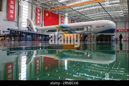 (160229) -- SHANGHAI, 29 février 2016 -- une photo prise le 29 février 2016 montre un banc d'essai pour un avion C919 à sa base de recherche à Shanghai Aircraft Design and Research Institute du commercial Aircraft Corp. of China (COMAC), à Shanghai, dans l'est de la Chine. L avion C919, le premier gros avion de passagers produit en Chine, a été développé par la COMAC. La C919 dispose de 158 sièges, d'une autonomie standard de 4 075 kilomètres et d'une autonomie étendue de 5 555 kilomètres. Le vol inaugural de l'avion C919 est prévu en 2016. ) (Cxy) CHINA-SHANGHAI-PASSENGER PLANE-C919 (CN) PeixXin PUBLICATIONxNOTxINxCHN Banque D'Images