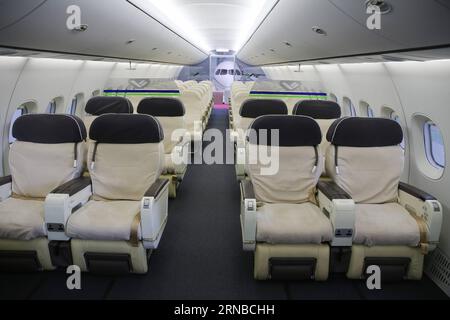 (160229) -- SHANGHAI, 29 février 2016 -- une photo prise le 29 février 2016 montre la disposition de la cabine d'un avion C919 démontré à sa base de recherche à Shanghai Aircraft Design and Research Institute du commercial Aircraft Corp. of China (COMAC), à Shanghai, dans l'est de la Chine. L avion C919, le premier gros avion de passagers produit en Chine, a été développé par la COMAC. La C919 dispose de 158 sièges, d'une autonomie standard de 4 075 kilomètres et d'une autonomie étendue de 5 555 kilomètres. Le vol inaugural de l'avion C919 est prévu en 2016. ) (CXY) CHINA-SHANGHAI-PASSENGER PLANE-C919 (CN) PEIXXIN PUBLICAT Banque D'Images