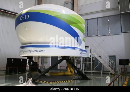 (160229) -- SHANGHAI, 29 février 2016 -- une photo prise le 29 février 2016 montre le simulateur d'ingénierie de l'avion de passagers C919 à sa base de recherche à Shanghai Aircraft Design and Research Institute du commercial Aircraft Corp. of China (COMAC), à Shanghai, dans l'est de la Chine. L avion C919, le premier gros avion de passagers produit en Chine, a été développé par la COMAC. La C919 dispose de 158 sièges, d'une autonomie standard de 4 075 kilomètres et d'une autonomie étendue de 5 555 kilomètres. Le vol inaugural de l'avion C919 est prévu en 2016. ) (CXY) CHINA-SHANGHAI-PASSENGER PLANE-C919 (CN) PEIXXIN P Banque D'Images