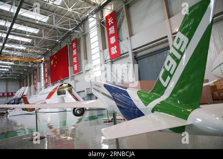 (160229) -- SHANGHAI, 29 février 2016 -- une photo prise le 29 février 2016 montre un modèle d'avion C919 présenté à sa base de recherche à Shanghai Aircraft Design and Research Institute du commercial Aircraft Corp. of China (COMAC), à Shanghai, dans l'est de la Chine. L avion C919, le premier gros avion de passagers produit en Chine, a été développé par la COMAC. La C919 dispose de 158 sièges, d'une autonomie standard de 4 075 kilomètres et d'une autonomie étendue de 5 555 kilomètres. Le vol inaugural de l'avion C919 est prévu en 2016. ) (Cxy) CHINA-SHANGHAI-PASSENGER PLANE-C919 (CN) PeixXin PUBLICATIONxNOTxI Banque D'Images