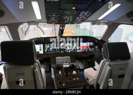 (160229) -- SHANGHAI, 29 février 2016 -- une photo prise le 29 février 2016 montre le cockpit de l'avion C919 présenté à sa base de recherche à Shanghai Aircraft Design and Research Institute du commercial Aircraft Corp. of China (COMAC), à Shanghai, dans l'est de la Chine. L avion C919, le premier gros avion de passagers produit en Chine, a été développé par la COMAC. La C919 dispose de 158 sièges, d'une autonomie standard de 4 075 kilomètres et d'une autonomie étendue de 5 555 kilomètres. Le vol inaugural de l'avion C919 est prévu en 2016. ) (Cxy) CHINA-SHANGHAI-PASSENGER PLANE-C919 (CN) PeixXin PUBLICATIONxN Banque D'Images