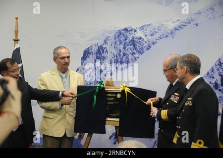 Le directeur général de China Electronics Corporation, Liu Liehong (1e L), et le ministre brésilien de la Défense, Aldo Rebelo (2e L), assistent à la cérémonie de dévoilement à Punta Arenas, au Chili, le 29 février 2016. Le Brésil commence la construction d'une nouvelle base antarctique plus grande, quatre ans après qu'un incendie ait détruit sa station antarctique Comandante Ferraz, a annoncé lundi l'agence de presse Agencia Brasil. La nouvelle base sera construite au même endroit que l'ancienne, à Admiralty Bay, sur l'île King George, près de la pointe de la péninsule antarctique. CHILI-PUNTA ARENAS-BRÉSIL-CHINE-BASE ANTARCTIQUE LiuxTong PUBLICATIONxNOTxINxCHN Chine El Banque D'Images