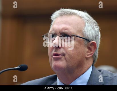 (160301) -- WASHINGTON D.C., le 1 mars 2016 -- Bruce Sewell, vice-président principal et avocat général d'Apple, témoigne lors d'une audience devant le Comité judiciaire de la Chambre des représentants sur Capitol Hill à Washington D.C., États-Unis, le 1 mars 2016. Le FBI américain et le géant de la technologie Apple se sont affrontés lors d'une audience du Congrès mardi sur le piratage de l'iPhone crypté d'un tueur terroriste. U.S.-WASHINGTON D.C.-FBI-APPLE YinxBogu PUBLICATIONxNOTxINxCHN Washington D C Mars 1 2016 Bruce Sewell le vice-président principal et avocat général d'Apple S témoigne LORS d'une audience devant le Comité judiciaire de la Chambre Banque D'Images