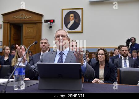 (160301) -- WASHINGTON D.C., le 1 mars 2016 -- Bruce Sewell (front), vice-président senior et avocat général d'Apple, témoigne lors d'une audience devant le Comité judiciaire de la Chambre des représentants sur Capitol Hill à Washington D.C., États-Unis, le 1 mars 2016. Le FBI américain et le géant de la technologie Apple se sont affrontés lors d'une audience du Congrès mardi sur le piratage de l'iPhone crypté d'un tueur terroriste. U.S.-WASHINGTON D.C.-FBI-APPLE YinxBogu PUBLICATIONxNOTxINxCHN Washington D C Mars 1 2016 Bruce Sewell Front Apple S Vice-président principal et avocat général témoigne LORS d'une audience devant la Chambre Jud Banque D'Images