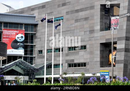 (160302) -- WELLINGTON, 2 mars 2016 -- une photo prise le 2 mars 2016 montre les drapeaux nationaux actuels accrochés devant le Musée de la Nouvelle-Zélande à Wellington, en Nouvelle-Zélande. La Nouvelle-Zélande décidera ce mois-ci de son drapeau national lors d’un référendum postal qui sera l’aboutissement de mois de débat polarisant et parfois amer. Lors du référendum, les électeurs choisiront entre le drapeau actuel et un nouveau design émergé comme gagnant d'un référendum initial à la fin de l'année dernière. NEW ZEALAND-WELLINGTON-NATIONAL FLAG-REFERENDUM SuxLiang PUBLICATIONxNOTxINxCHN Wellington Mar 2 2016 photo prise SUR M Banque D'Images