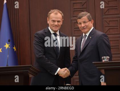 (160303) -- ANKARA, le 3 mars 2016 -- le Premier ministre turc Ahmet Davutoglu(R) serre la main du président du Conseil européen Donald Tusk lors d'une conférence de presse conjointe à Ankara, Turquie, le 3 mars 2016. Le Premier ministre turc Ahmet Davutoglu a déclaré jeudi que la Turquie respectait le plan d'action conjoint en faveur des réfugiés qu'elle avait signé avec l'Union européenne (UE) et qu'elle continuerait à remplir sa part. TURQUIE-ANKARA-UE-PLAN D'ACTION POUR LES RÉFUGIÉS SYRIENS Mustafaxkaya PUBLICATIONxNOTxINxCHN Ankara Mars 3 2016 le Premier ministre turc Ahmet Davutoglu serre la main du président du Conseil européen, Dona Banque D'Images