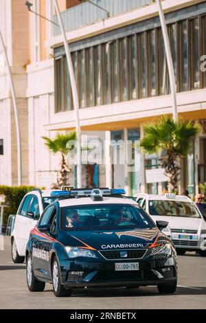 Naples, Italie. Deux voitures de police assurent la sécurité dans via Partenope Street. Banque D'Images
