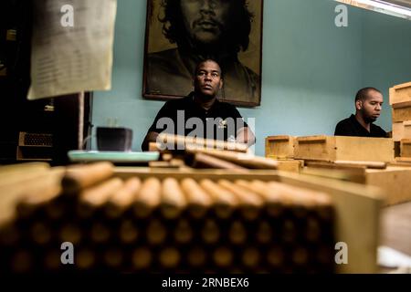 (160304) -- LA HAVANE, le 3 mars 2016 -- des ouvriers fabriquent le cigare Cohiba à l'usine El Laguito à la Havane, capitale de Cuba, le 3 mars 2016. Cohiba est la marque phare du cigare cubain. Il a été créé en 1966 pour le leader révolutionnaire cubain Fidel Castro lui-même et était alors top secret. Il est rapidement devenu des cadeaux cubains pour les chefs d'État et les diplomates en visite. Depuis 1982, Cohiba est disponible en quantités limitées sur le marché libre. Le nom Cohiba est un ancien mot indien Taino pour désigner les bouquets de feuilles de tabac que Colomb a vu fumer pour la première fois par les premiers habitants de Cuba.) CUBA-HA Banque D'Images