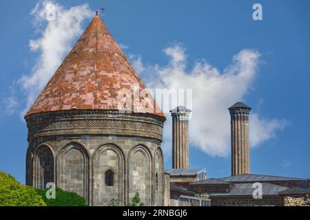 Erzurum Double Minaret Madrasa, l'un des bâtiments historiques turcs. Erzurum Double Minaret Madrasa au lever du soleil en été. C'est l'un des plus fa Banque D'Images