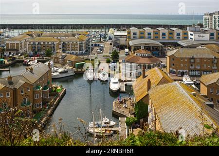 Quartier résidentiel de Brighton Marina, vue depuis les falaises au-dessus. East Sussex, Angleterre. Banque D'Images