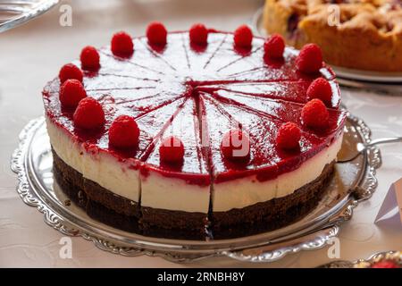 Gâteau aux fruits de dessert frais recouvert de framboises (gâteau blanc neige) Banque D'Images