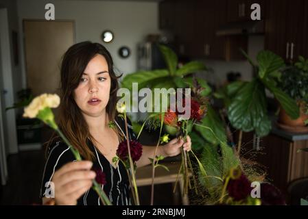 Femme assemblant bouquet floral Banque D'Images